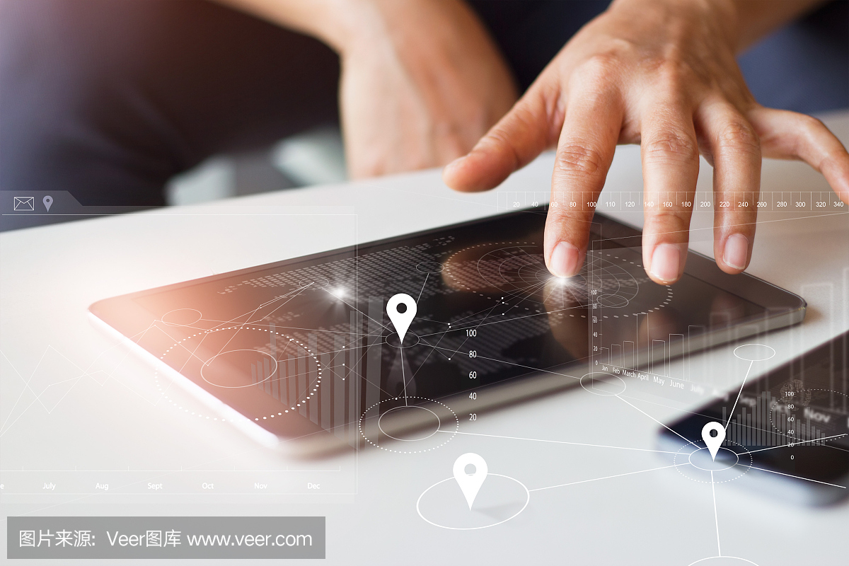 商人使用平板電腦和智能手機(jī)與全球網(wǎng)絡(luò)全球連接技術(shù)在虛擬屏幕